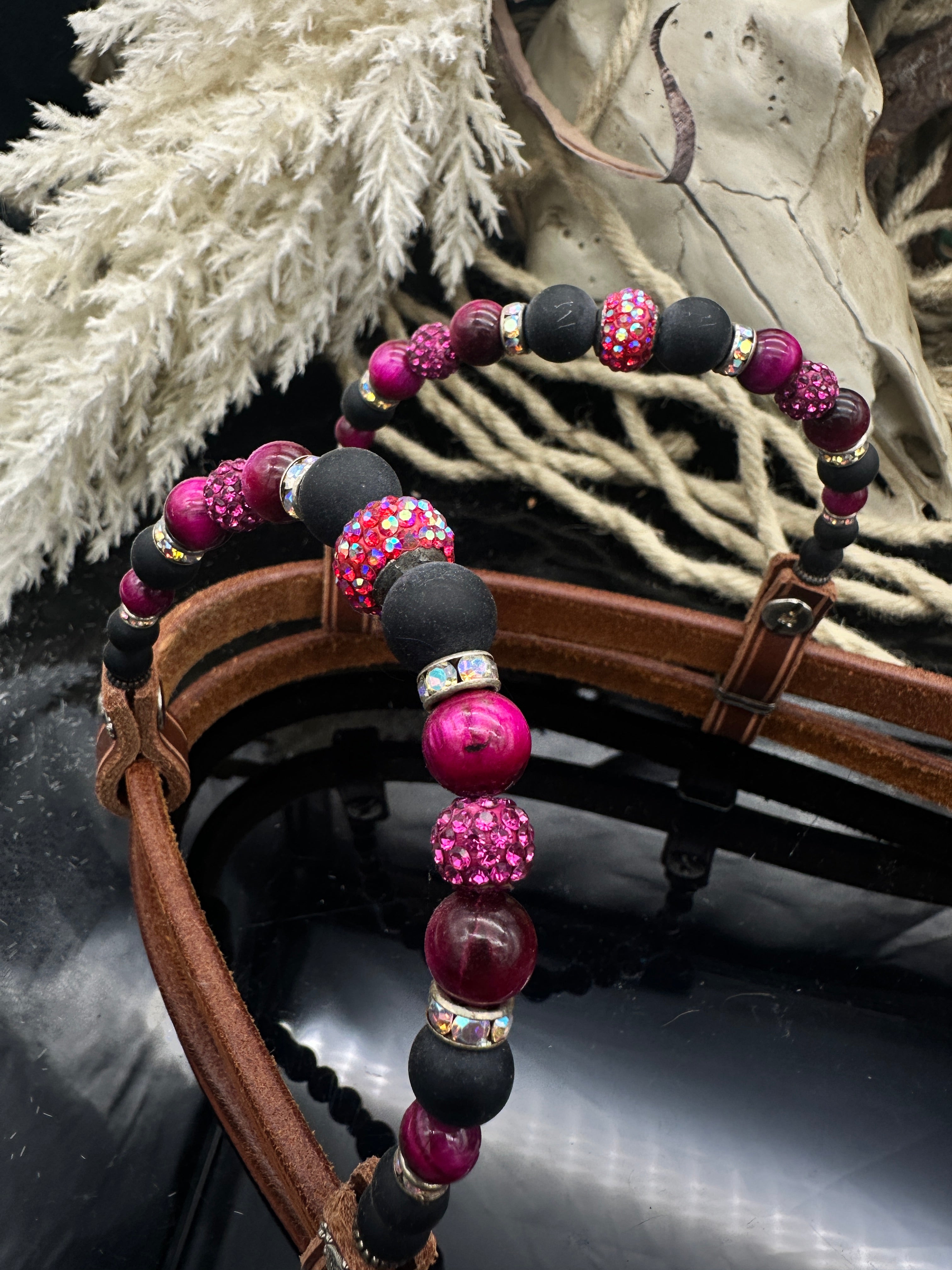 Luxuriöses Sidepull-Zaumzeug aus Kastanienholz – Pink und Schwarz.