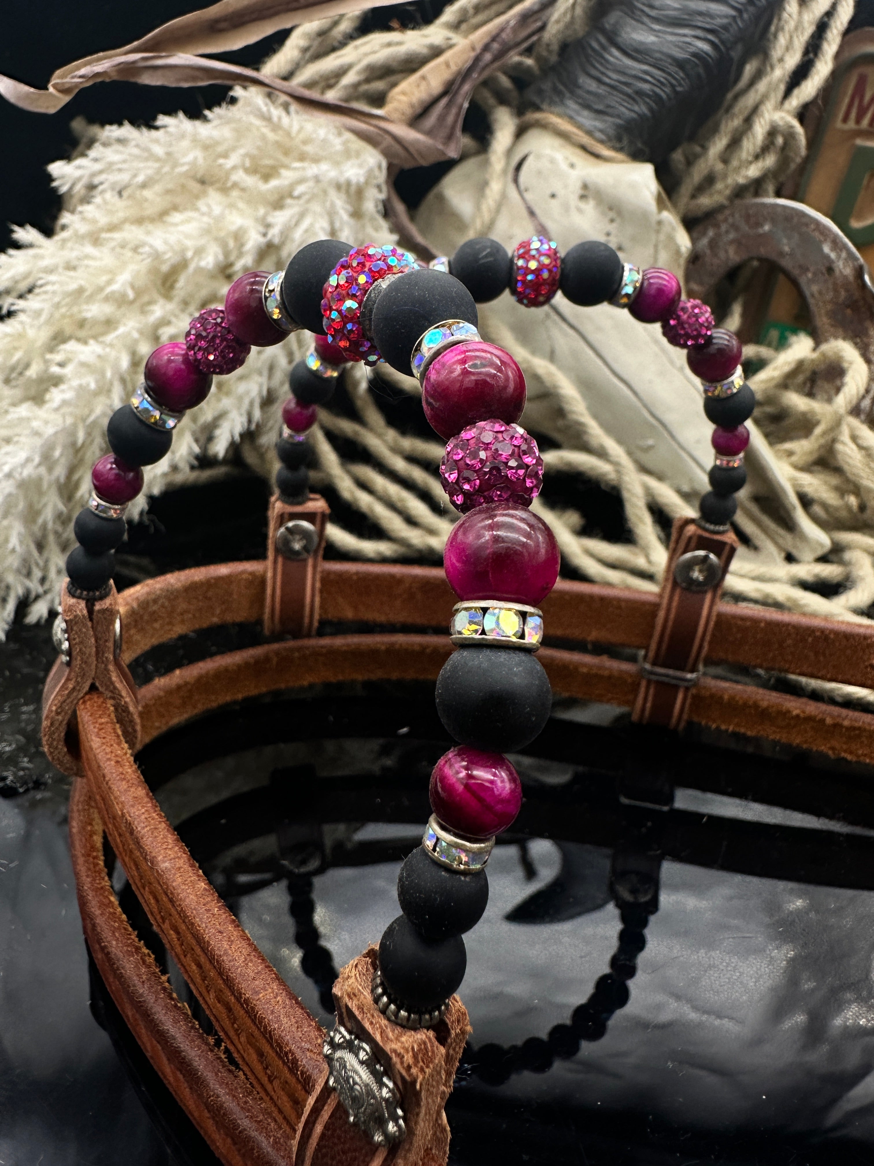 Luxuriöses Sidepull-Zaumzeug aus Kastanienholz – Pink und Schwarz.