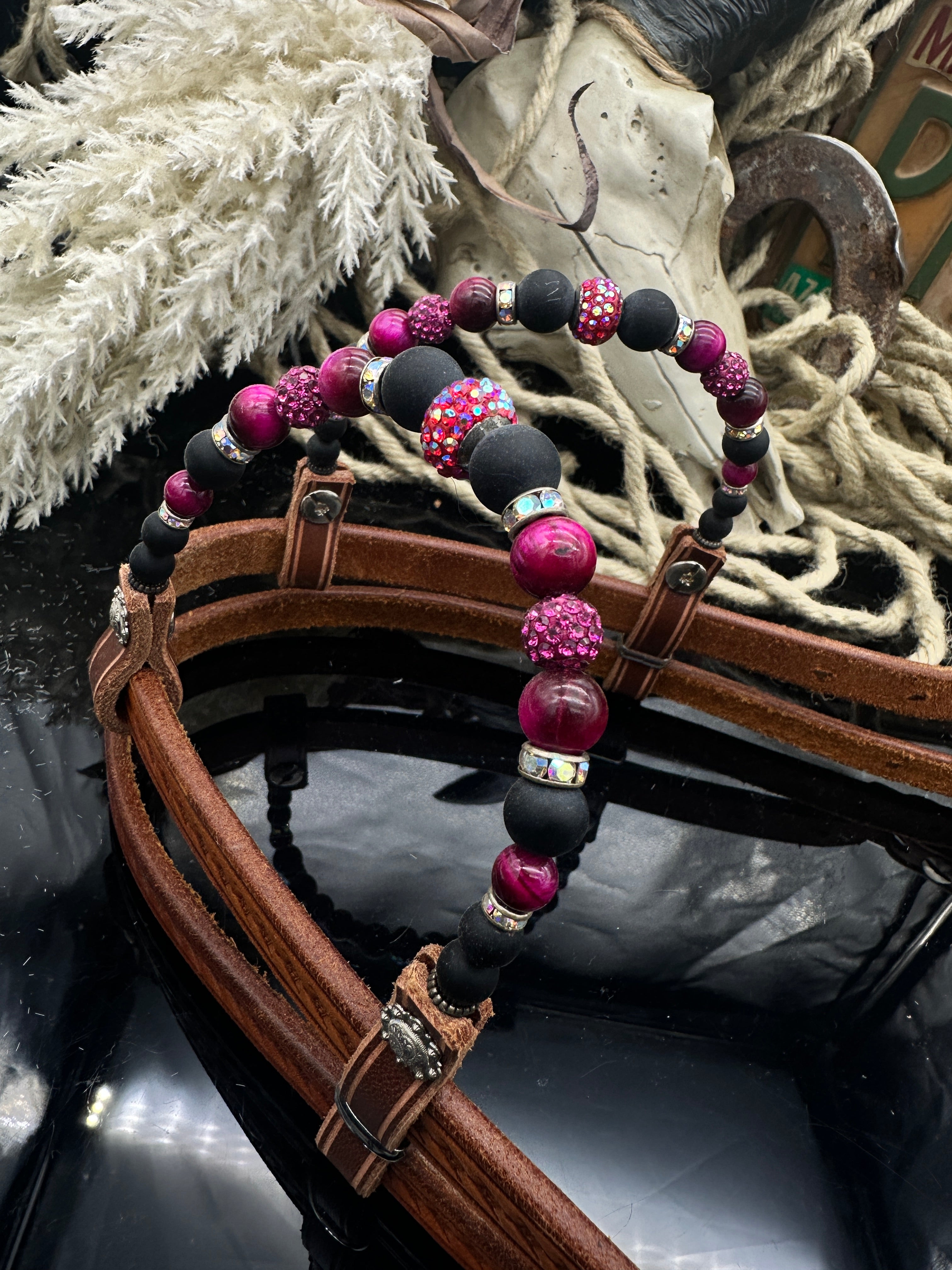 Luxuriöses Sidepull-Zaumzeug aus Kastanienholz – Pink und Schwarz.