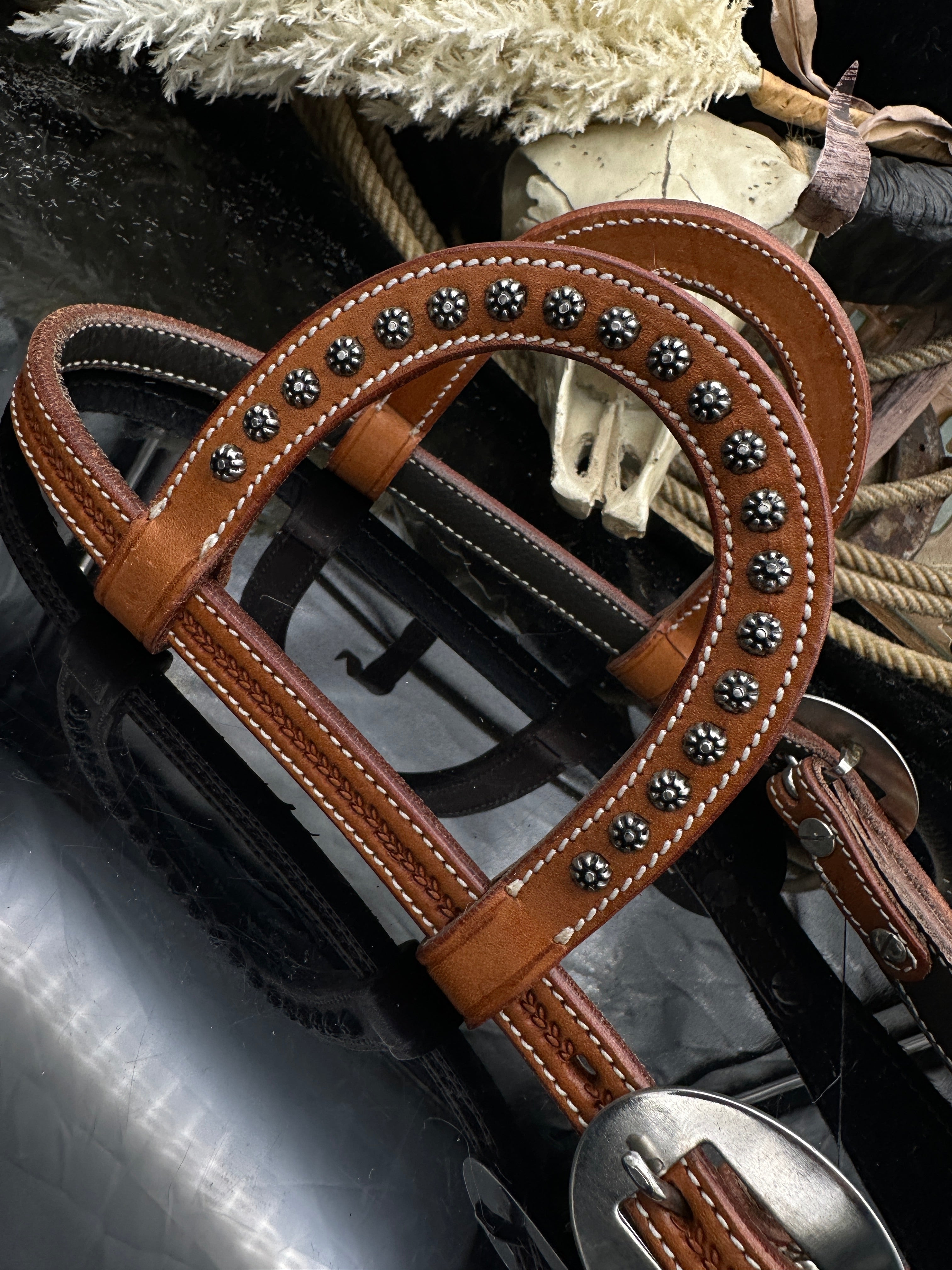 Basic | Chestnut | Light cowhide & studs hoofdstel