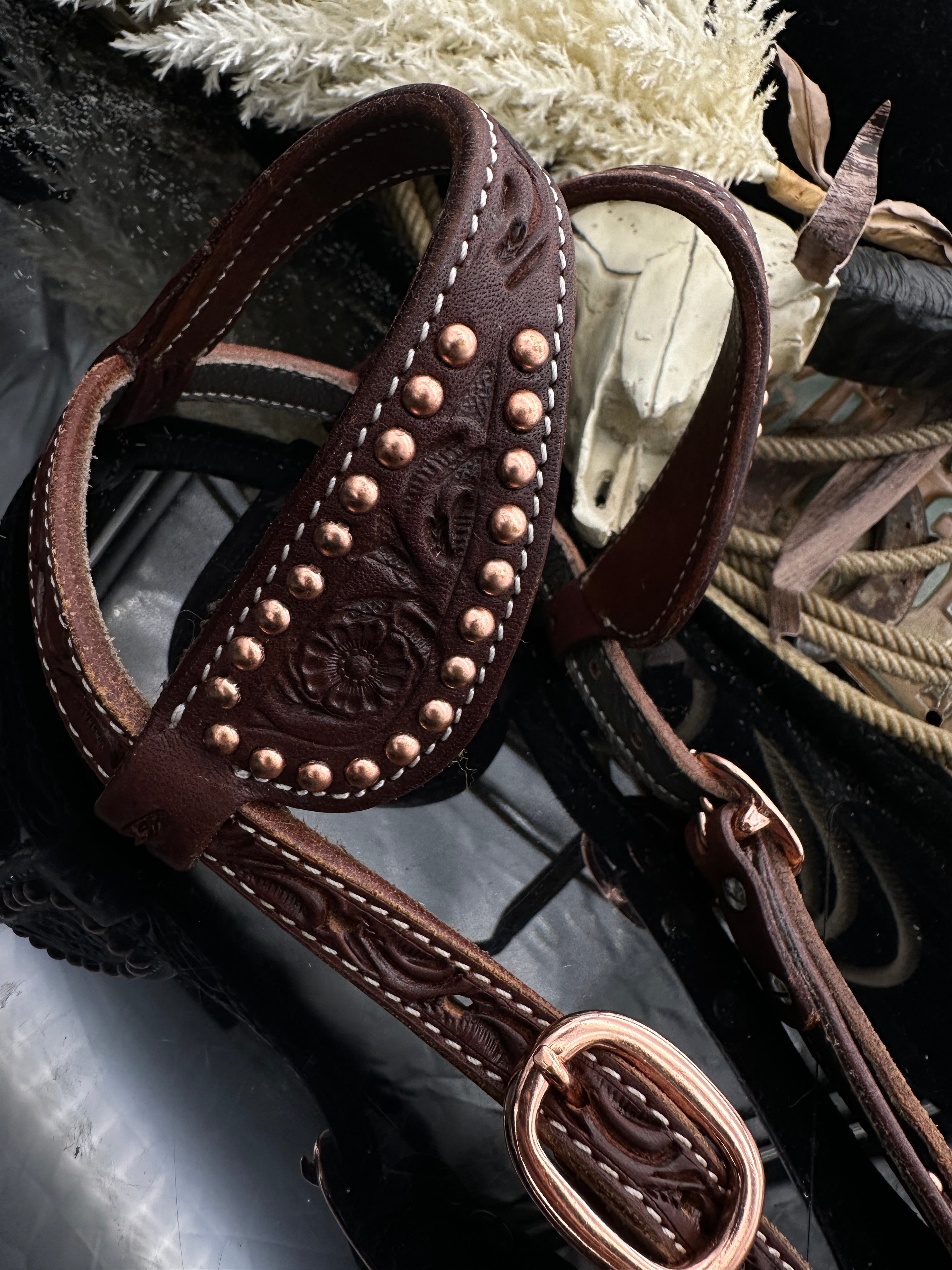 Basic | Dark Chestnut | Rose gold studs | Floral tooled hoofdstel