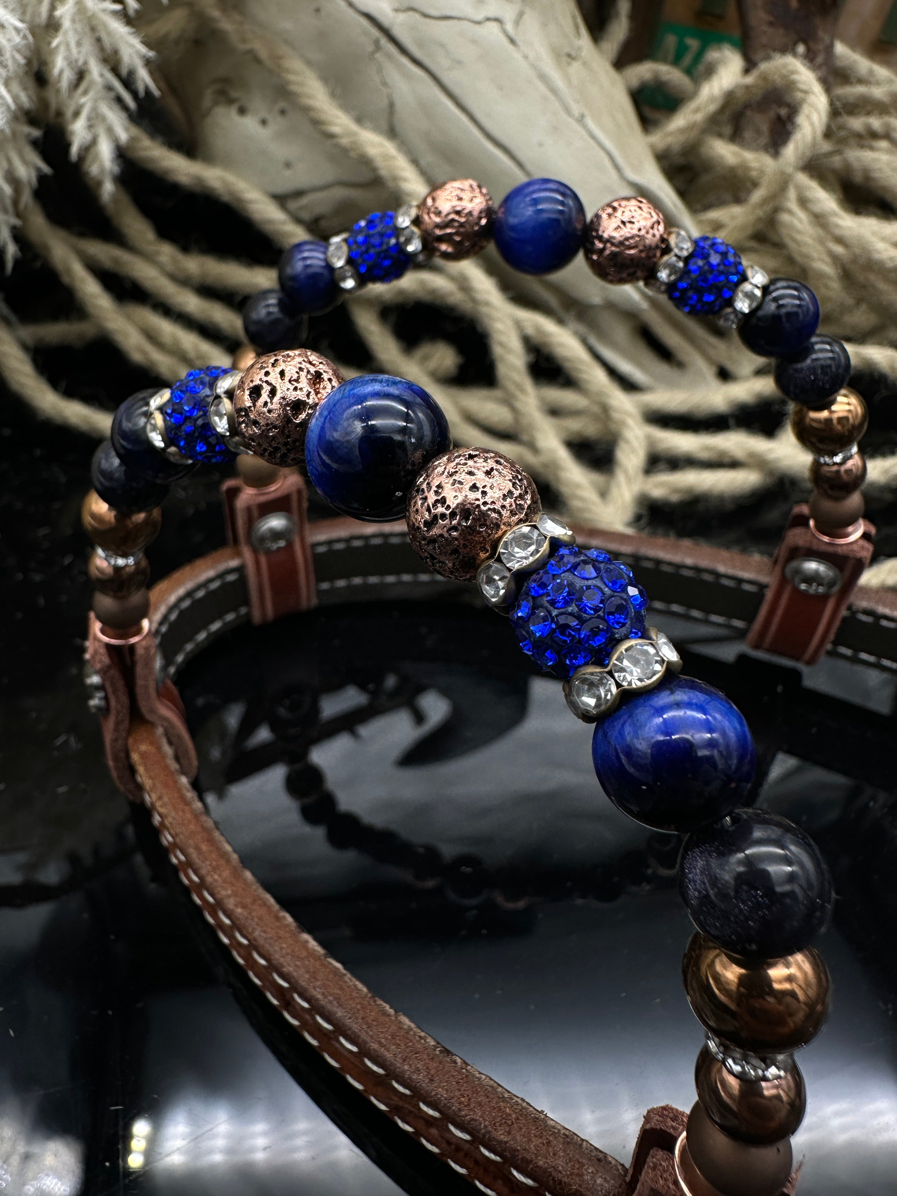 Luxuriöses Trensenzaumzeug mit Doppelohren und Blumenmuster in Kastanienbraun -| Kupfer & Blau