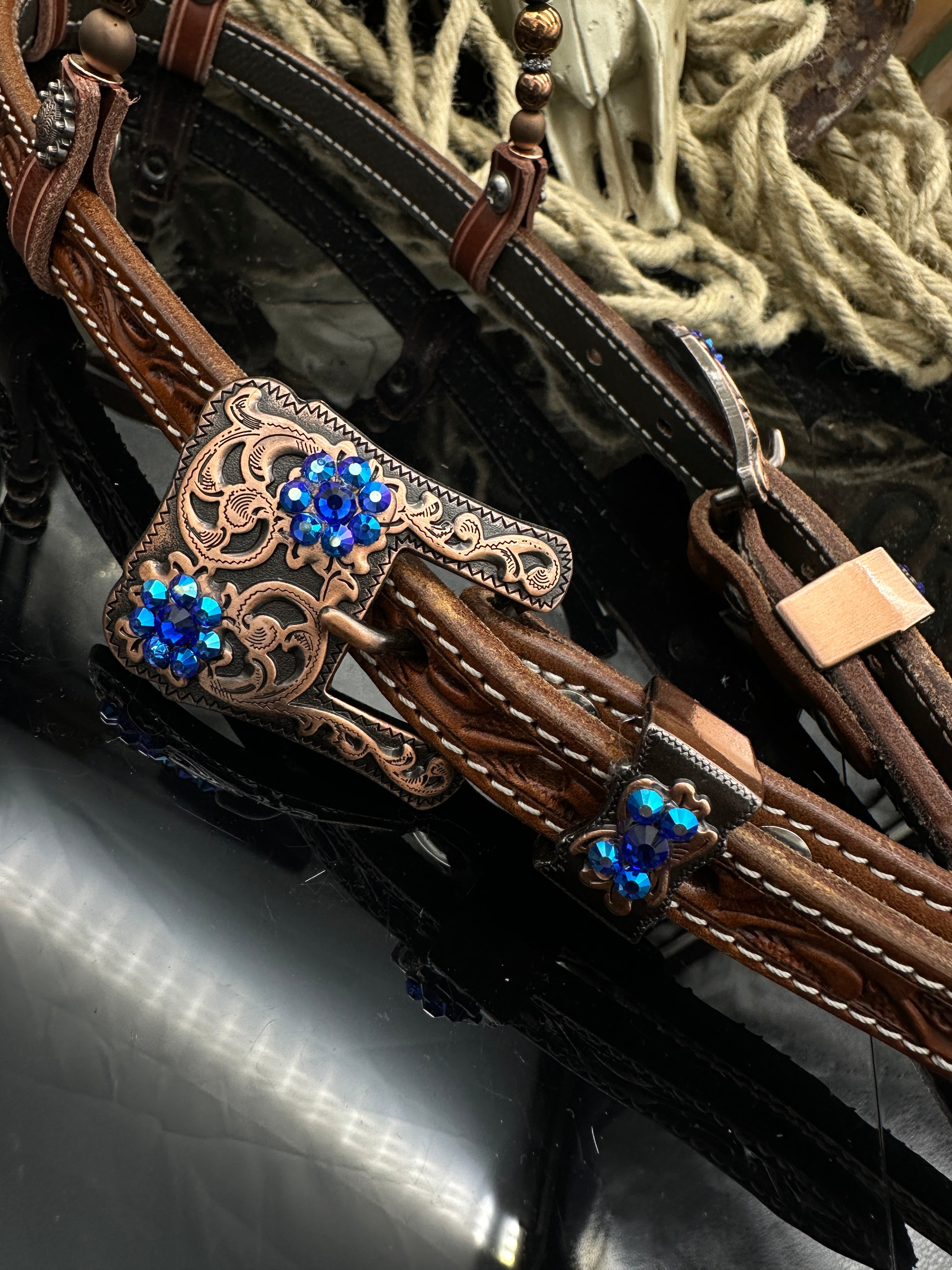 Luxuriöses Trensenzaumzeug mit Doppelohren und Blumenmuster in Kastanienbraun -| Kupfer & Blau