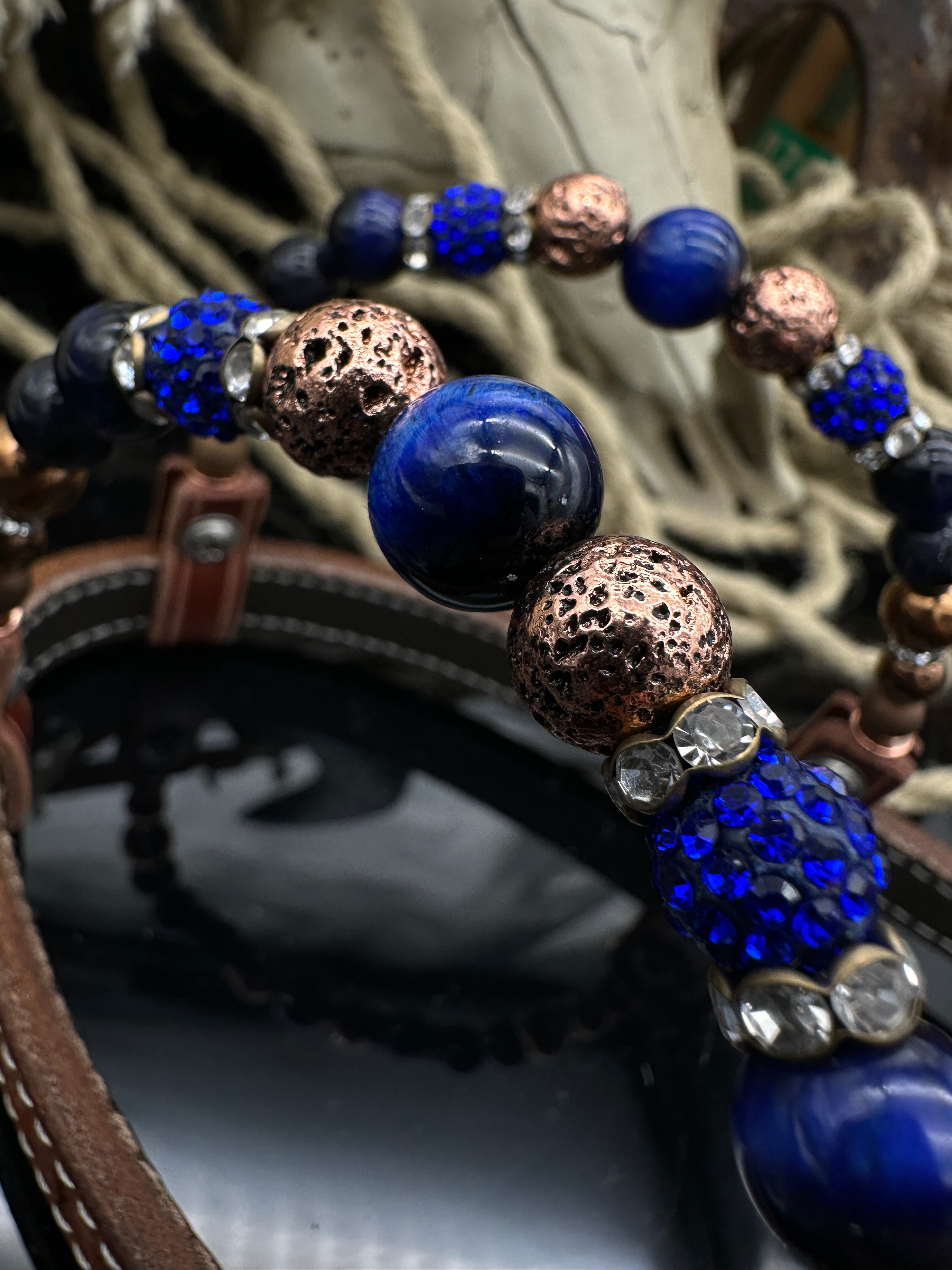 Luxuriöses Trensenzaumzeug mit Doppelohren und Blumenmuster in Kastanienbraun -| Kupfer & Blau