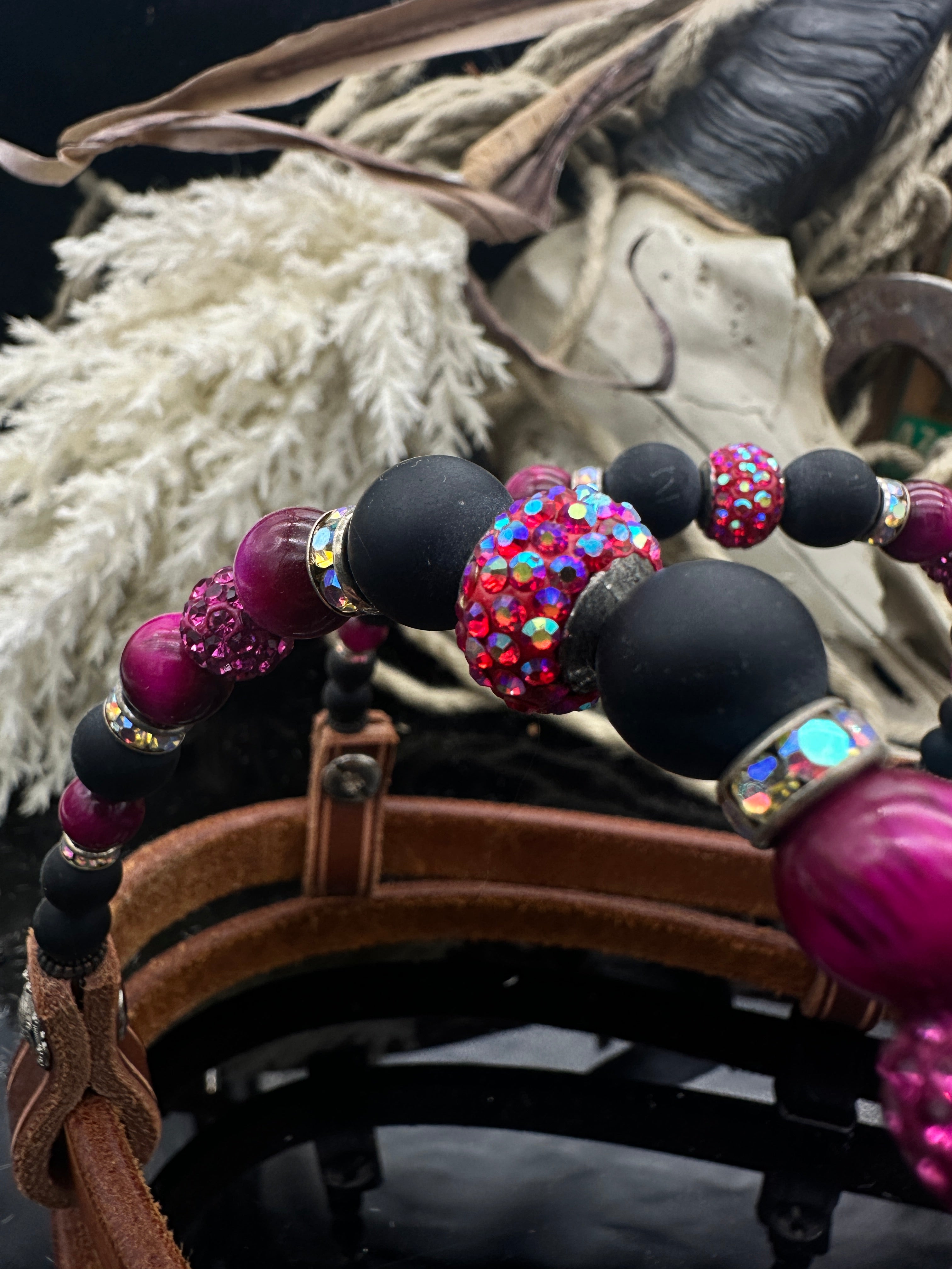 Luxuriöses Sidepull-Zaumzeug aus Kastanienholz – Pink und Schwarz. 
