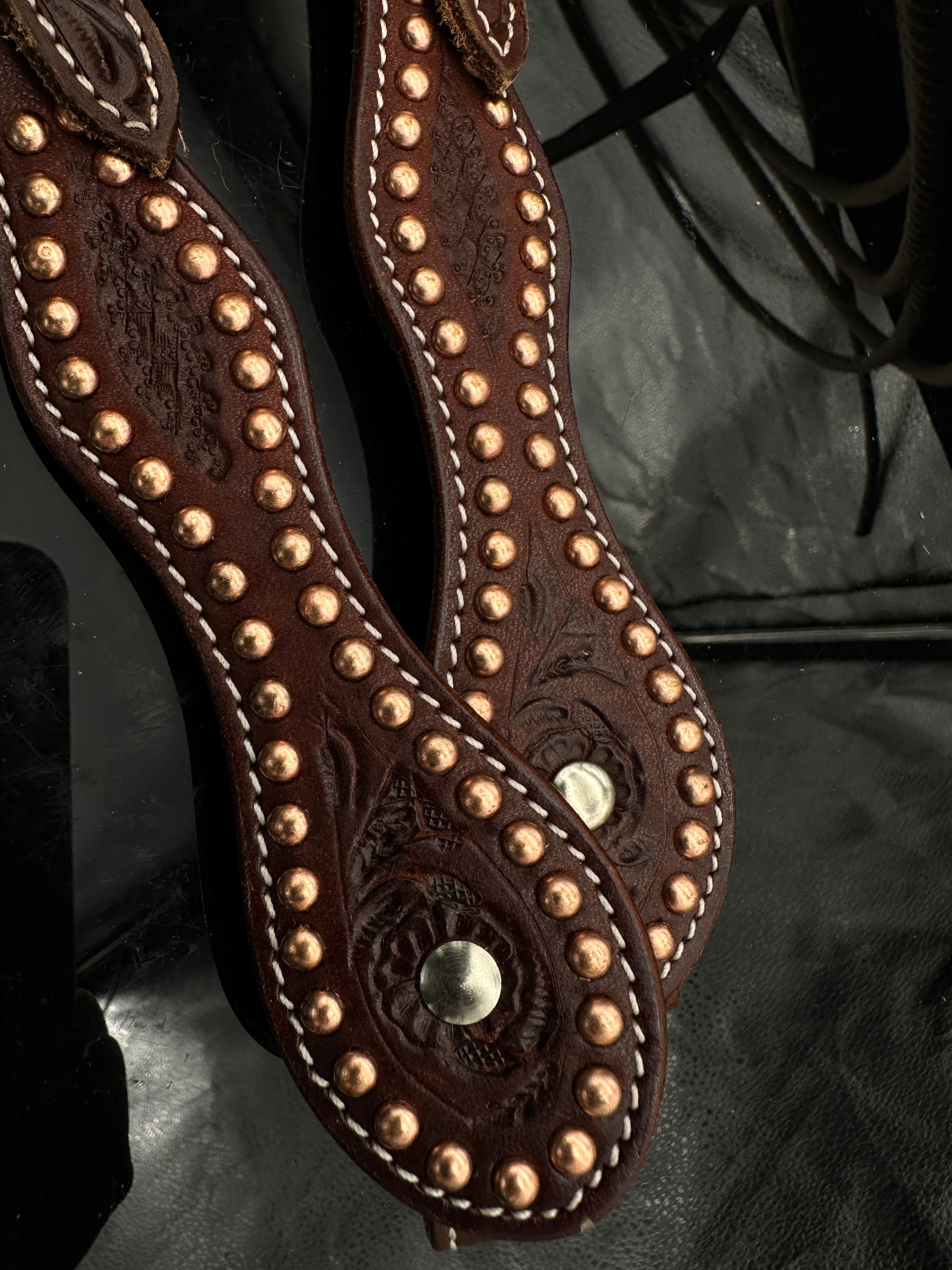 Basic | Dark Chestnut | Rose gold studs | Floral tooled hoofdstel