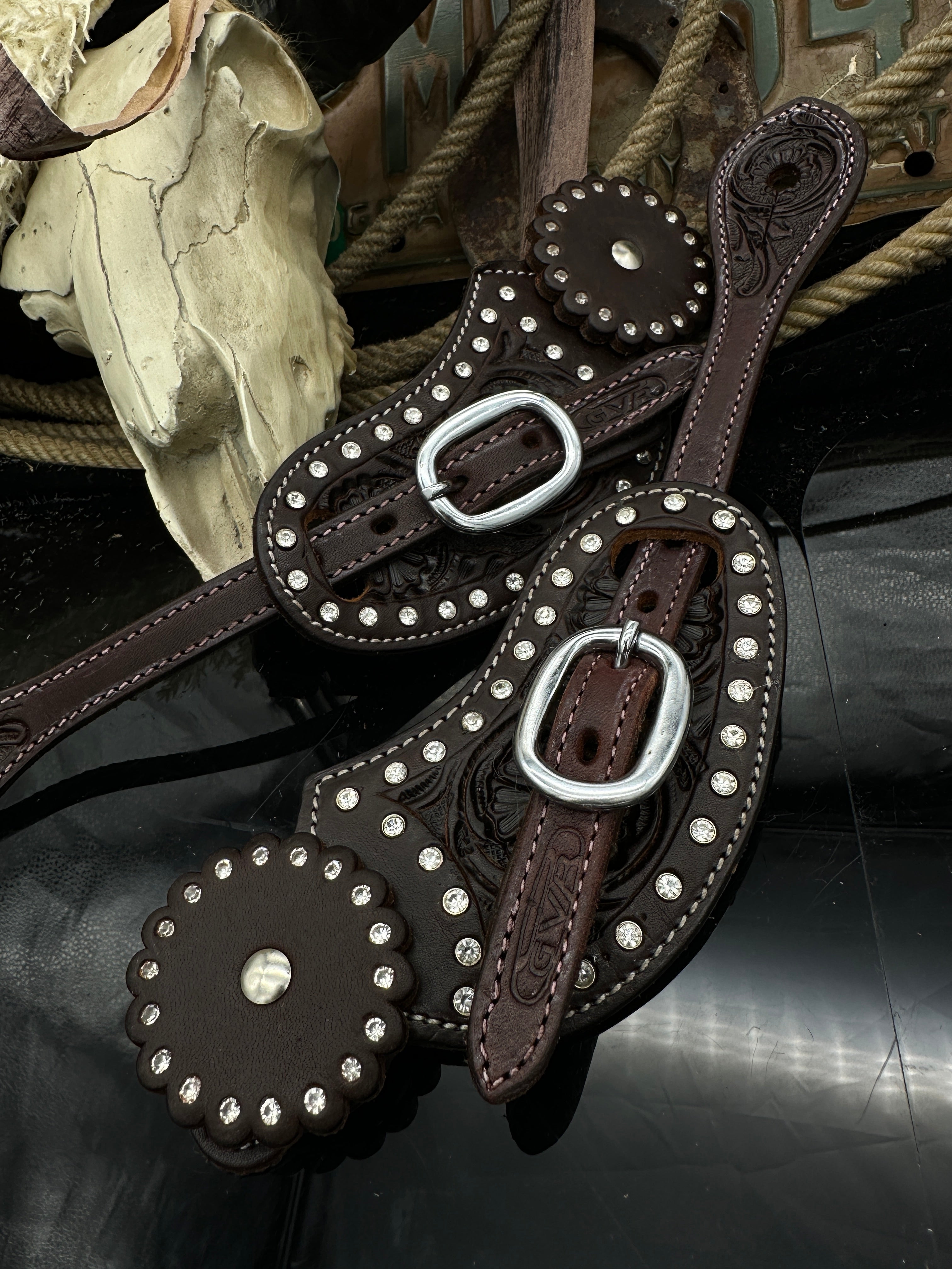 Grundlegend | Dunkelkastanie | Sporenriemen mit Blumenmuster und Strasssteinen