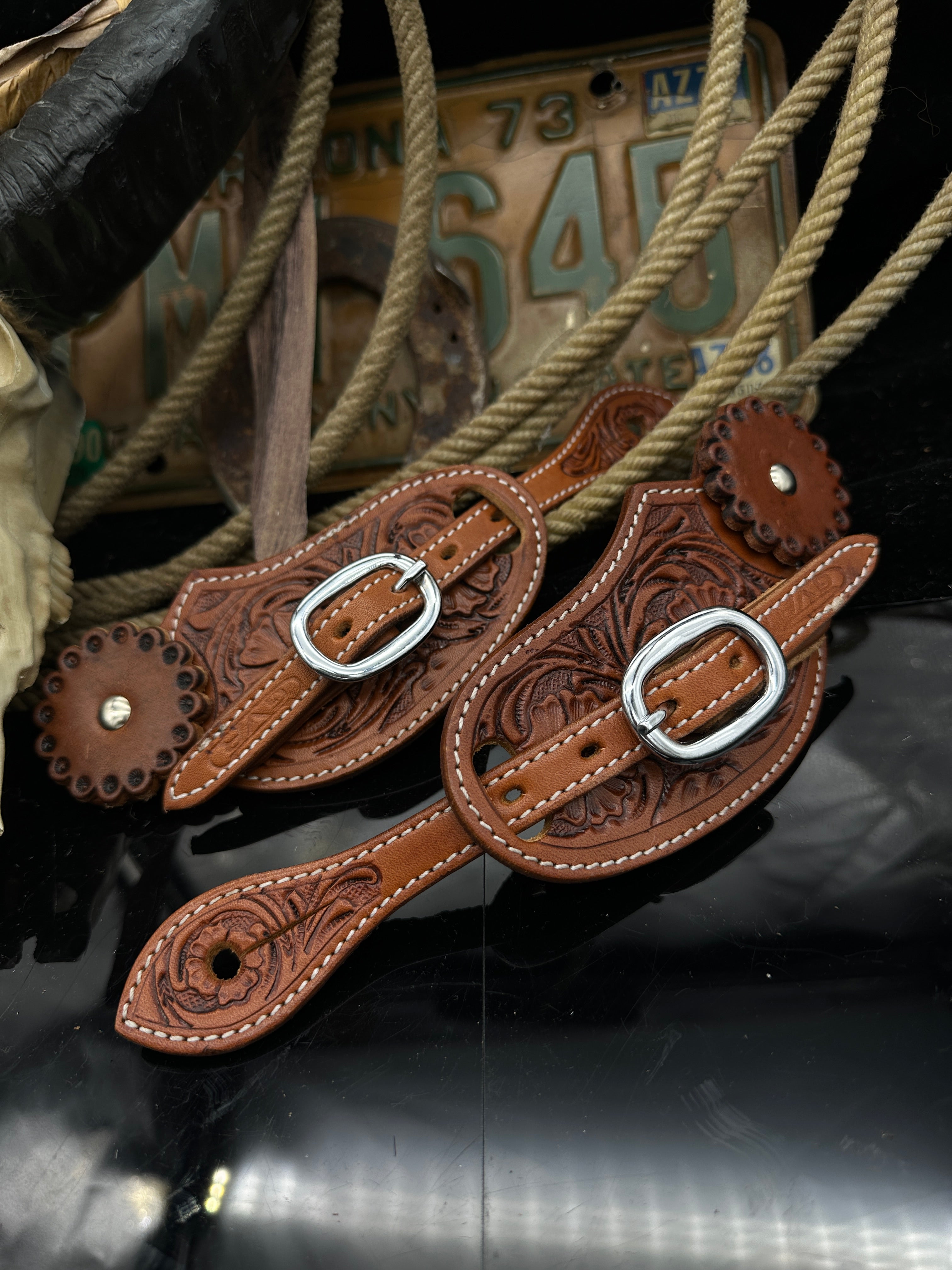 Grundlegend | Antike Kastanie | Sporenriemen mit floralem Muster
